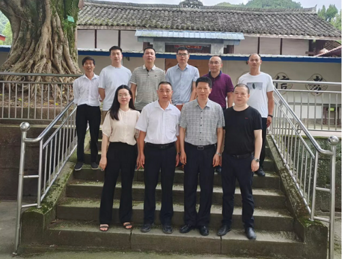 学院送新一轮定点帮扶村驻村干部到岗