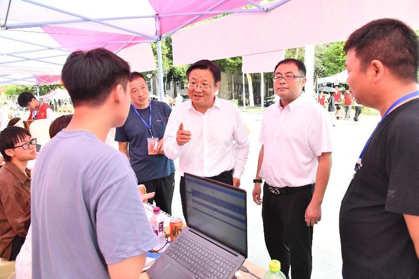 院领导热情迎接2023级新生