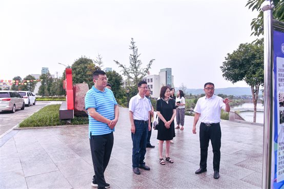 西华大学马克思主义学院党委书记万远英一行来院考察交流