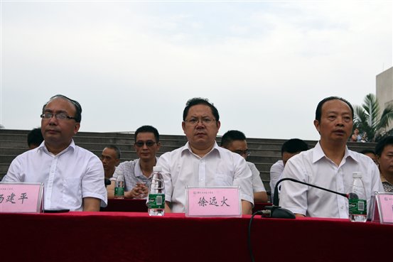 南充职业技术学院校领导在2016级新生入学典礼主席台就坐。(1)