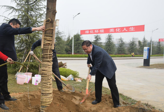 学院领导共同植树    绿化美丽校园