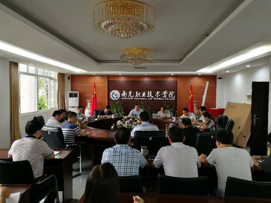 学院党委中心组专题传达学习贯彻市委六届八次全会精神