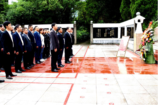 学校党委组织中层干部赴烈士陵园祭奠先烈