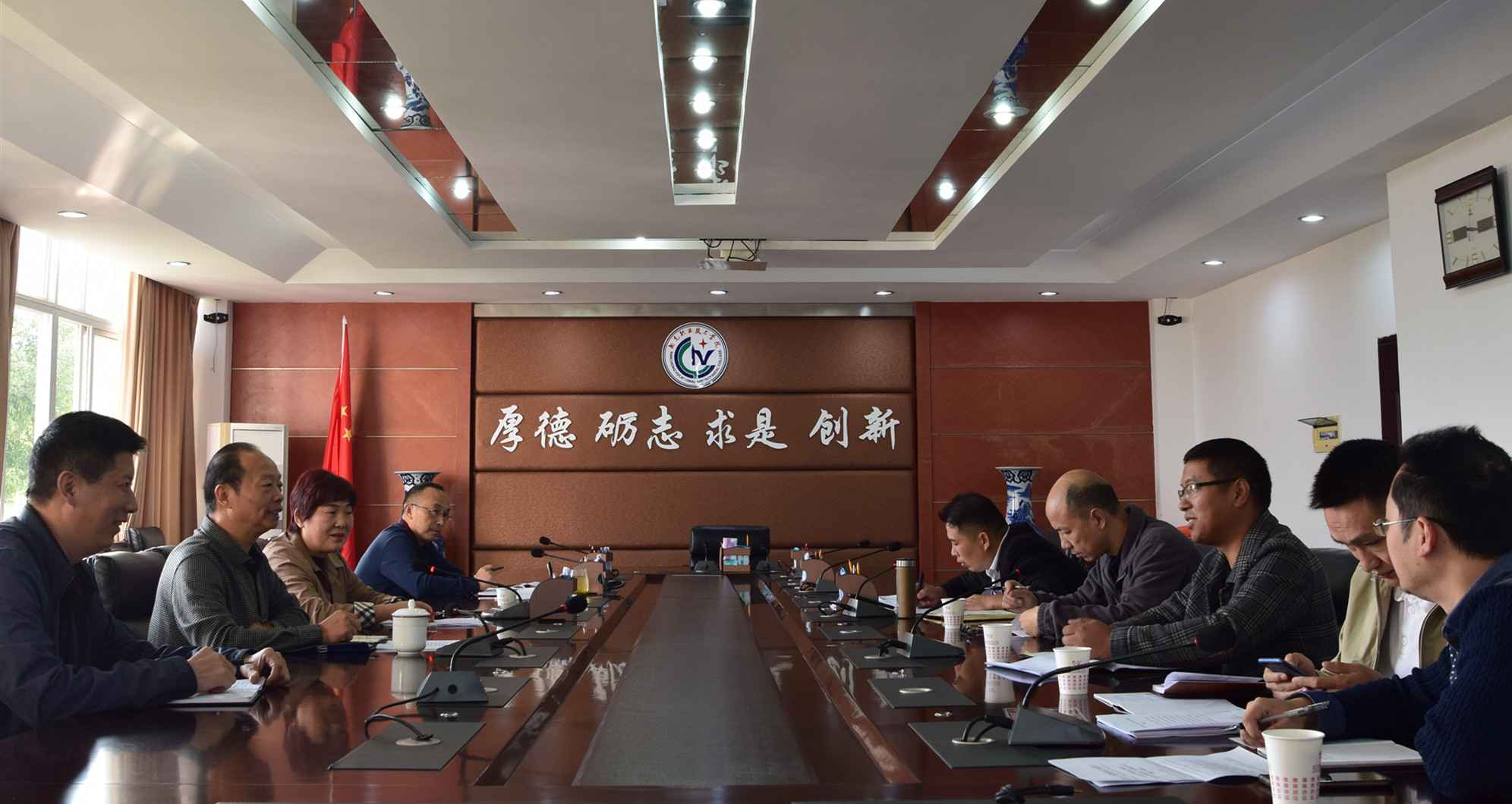 学校召开2019年扶贫工作季度总结会