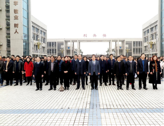 学校举行2019年春季开学升旗仪式