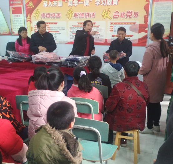 学校老教授协会和心理健康教育中心为留守儿童办实事