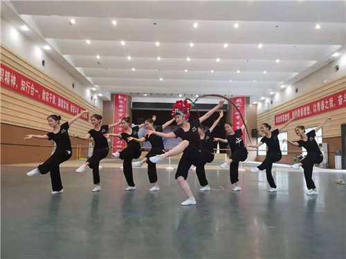 徐远火看望慰问暑期留校排练节目师生