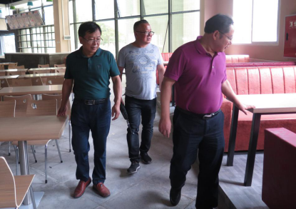 学校党委书记徐远火检查新学期开学准备工作