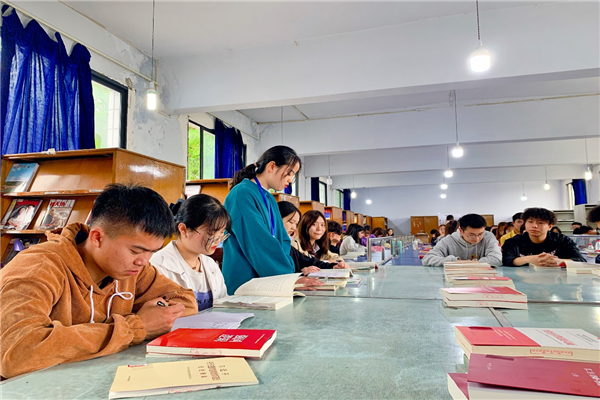 南充职业技术学院图书馆与财经系举行“永远的丰碑”党史书籍阅读推广会