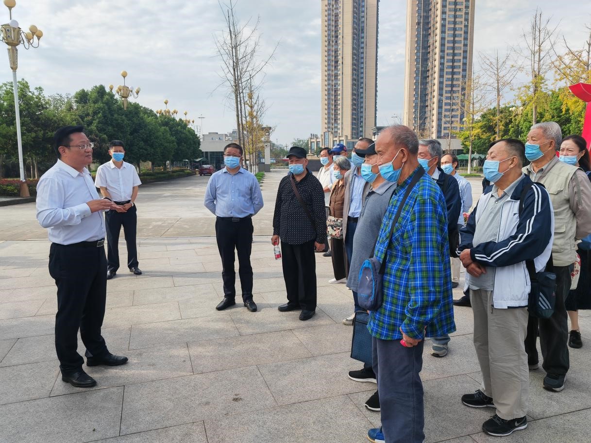 市教育体育局组织局机关离退休老同志莅校参观调研
