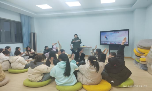 基础教学部心理健康教育中心举办“悦纳自我 拥抱快乐”关爱女生团体心理辅导活动